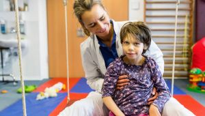 CÄ Dr. med. Christine Bollmann mit junger Patientin
