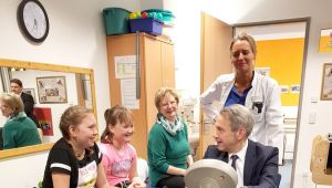 9.1.18 Minister Georg Maier testest Therapiegeraet web.jpg