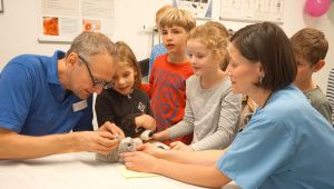 19.10.18 20 Jahre Kinderorthopaedie Untersuchung sml.jpg